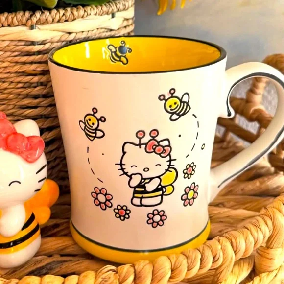 Hello Kitty Bee 🐝 Happy Mug Set - Picture 9 of 11